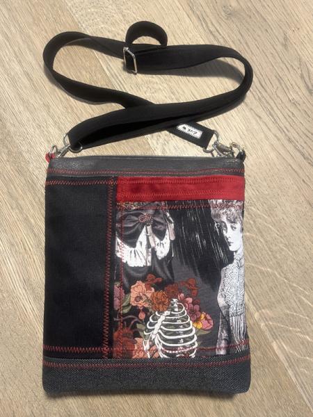 "Flickenwerk II/5" (schwarz-rot) - HEXENMOTIV - Designerstoff von Alexander Henry